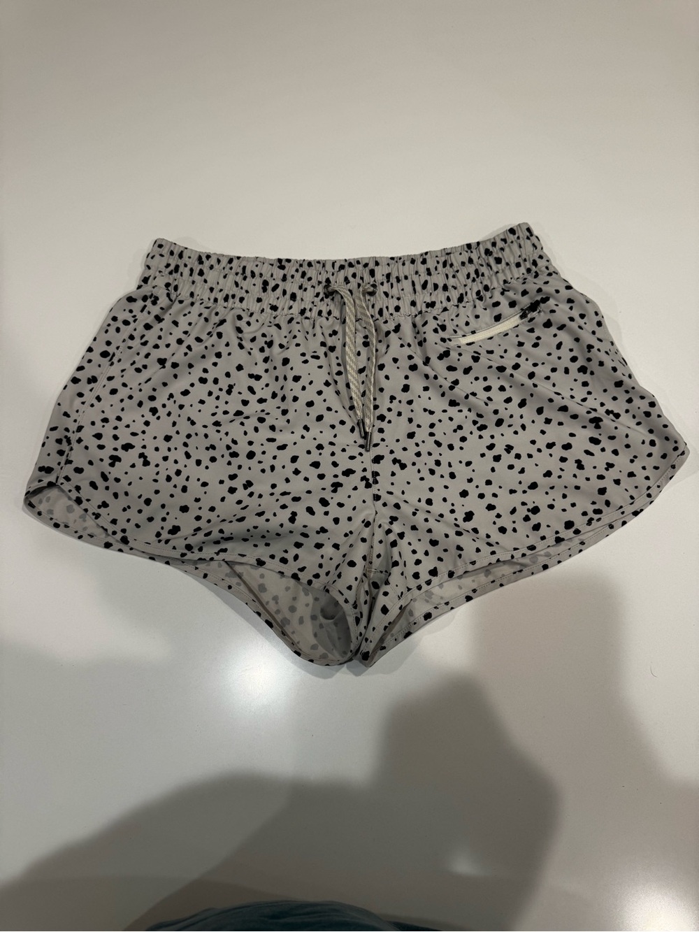 Vuori Elastic Waist Women’s Lounge Shorts - Black and Light Gray